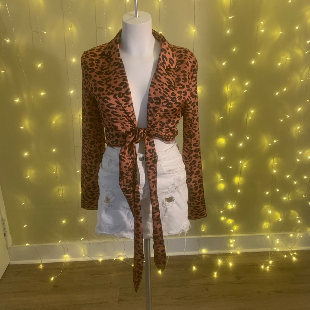 Collard cheeta tie front long sleeve satin crop